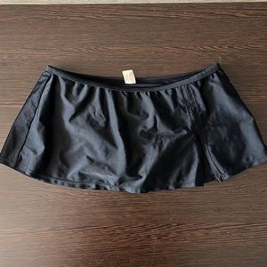 Arizona Jeans, black pool skirt in medium.